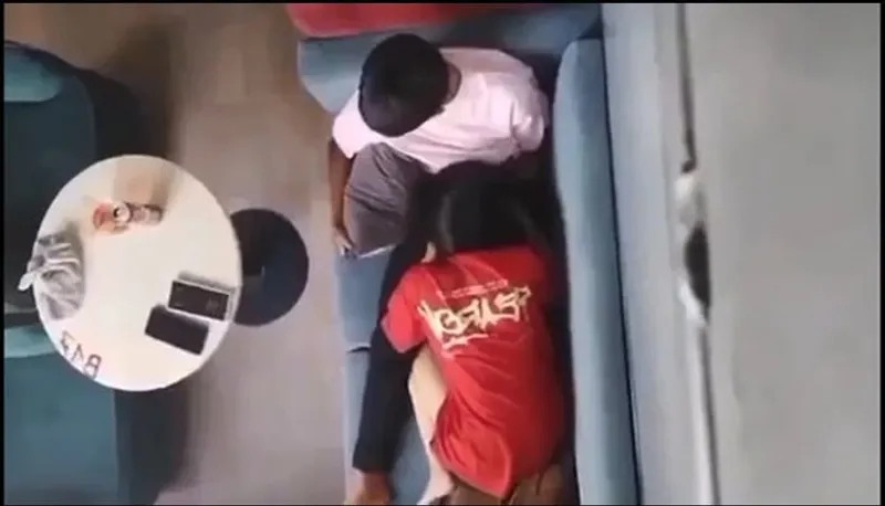 Quay lén eny bú bú cho em ghệ nơi công cộng