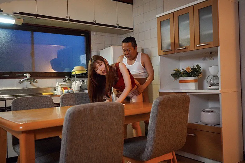 Bé xinh bị ông chồng mới của mẹ làm tình mỗi ngày, cho dù đã có người yêu