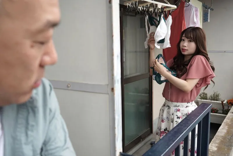 Gã nhà đối diện chuyên soi mói và cặp bà xã gã chồng thường xuyên rên la quá to