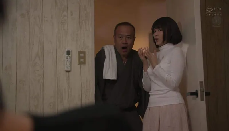 Bố chồng gài bẫy vợ của con trai để tống tình mỗi ngày