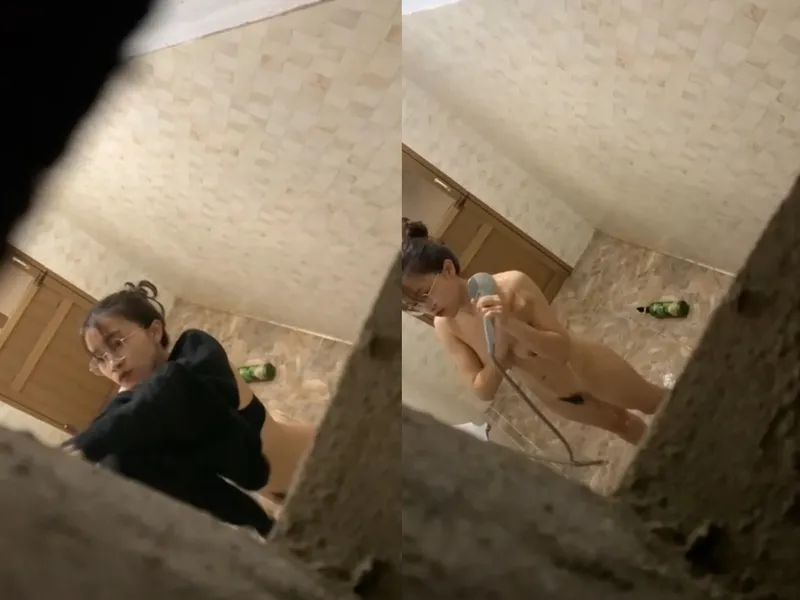 Quay lén cô bạn gái vú to tắm, khe âm đạo chảy nước ròng ròng