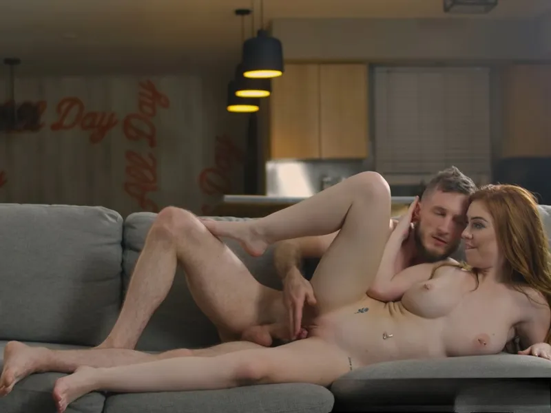 đang tăng ca mà em người yêu cứ dùng bướm dụ tôi doggy cùng em